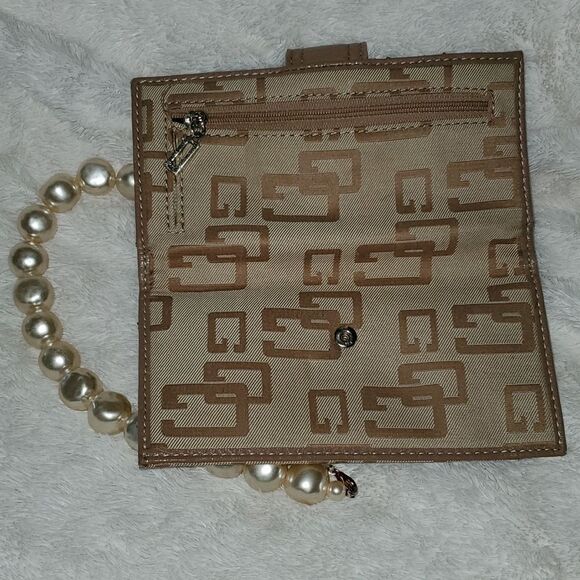 EUC Guess Slim Wallet with logo - Picture 4 of 8